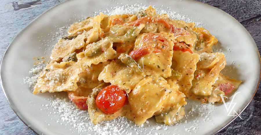 Raviolis crémeux, tomates et poivrons rôtis