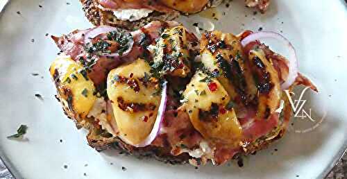 Tartines aux pêches, lards et miel pimenté