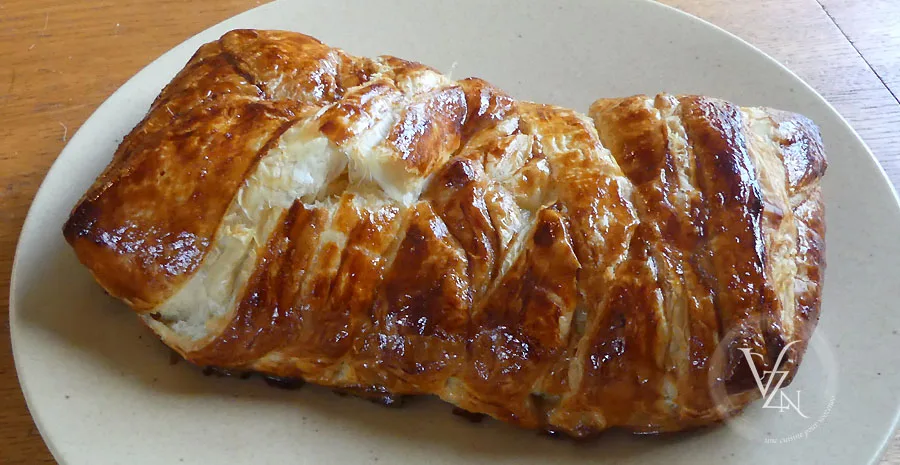 Feuilleté aux pommes et tablette de chocolat noir
