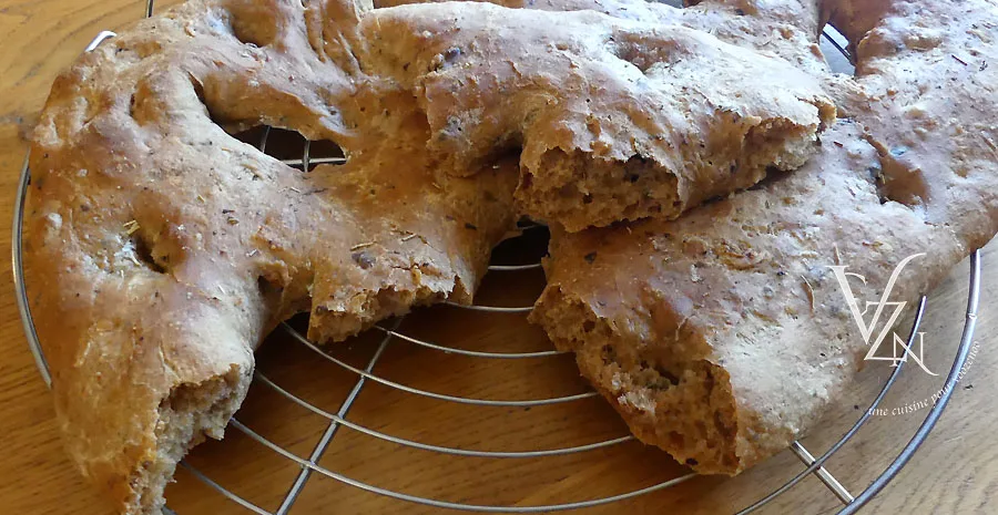 Fougasse aux tomates séchées et olives noires