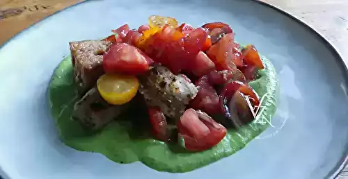 Salade de tomates sur crème de mozzarella aux herbes