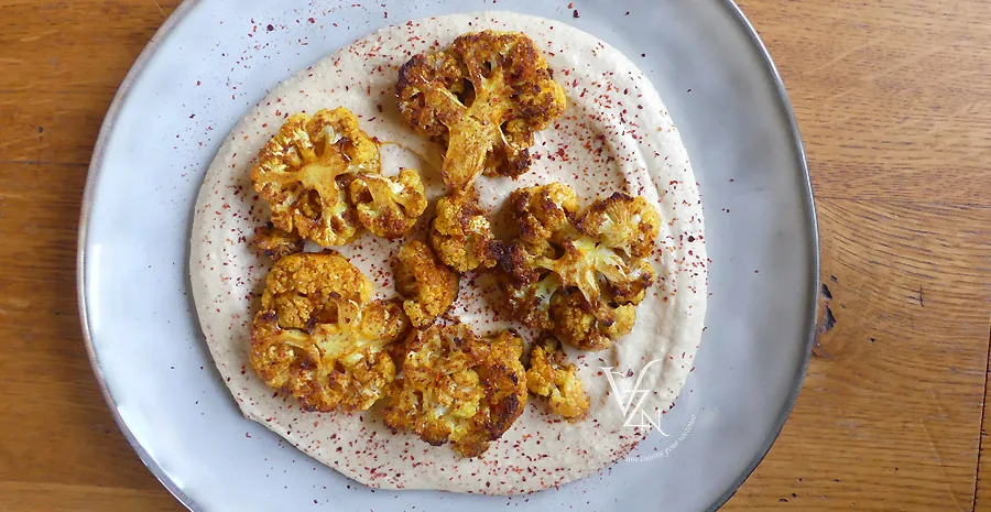 Steaks de chou-fleur rôtis sur houmous crémeux