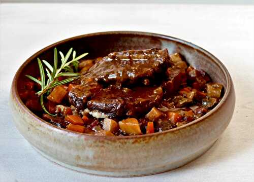 Bouts de côte (short ribs) de bœuf au vin rouge et aux légumes racines