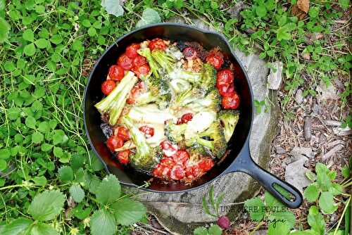 Brocoli et tomates cerises gratinés sur le barbecue