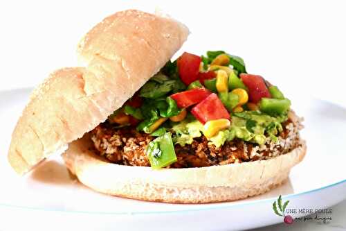 Burgers végétaliens avec salsa de maïs et guacamole