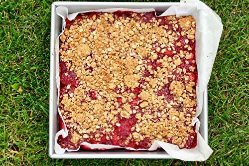 ﻿Carrés aux fraises et à la chapelure de biscuits graham