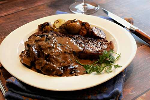 Contre-filets sauce aux poivres verts, aux champignons et oignons rôtis