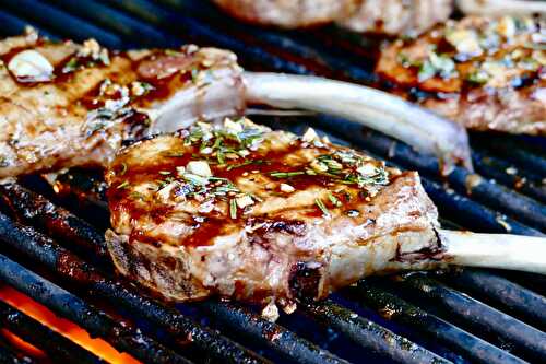 Côtelettes de porc glacées à l’érable sur le barbecue