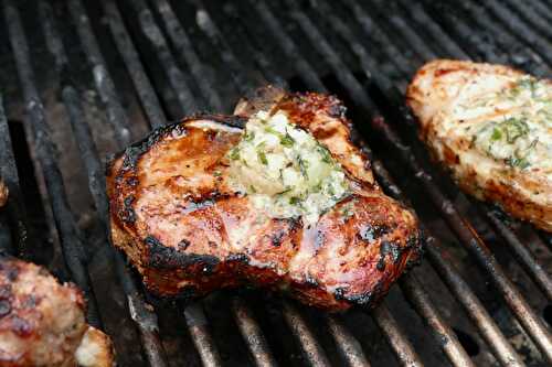 Côtelettes de veau grillées au citron confit à l’estragon avec son beurre aromatisé