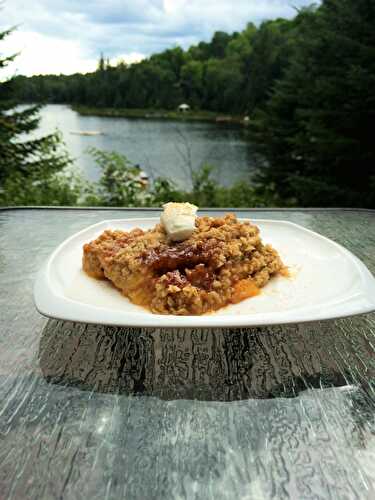 Croustade ou crumble aux pêches et au caramel