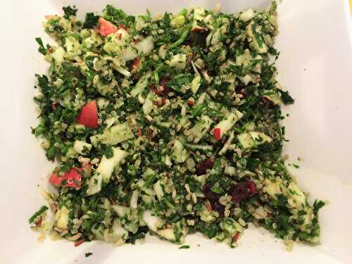 Faux taboulé ou salade de quinoa, d’herbes, de pomme et de canneberges* séchées