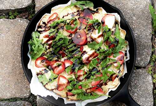 Focaccia au brie et aux fraises sur le barbecue