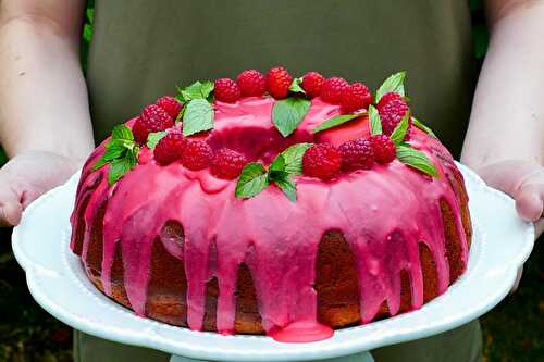 Gâteau Bundt aux pistaches, framboises et miel