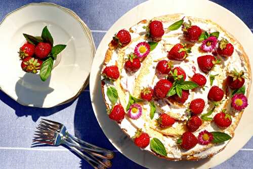 Gâteau roulé aux fraises et à la crème