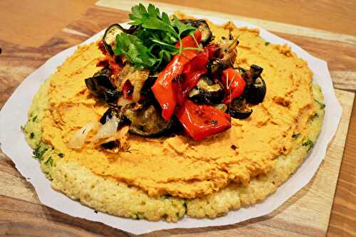 Légumes rôtis sur une tartinade de haricots blancs avec croûte de riz croustillante