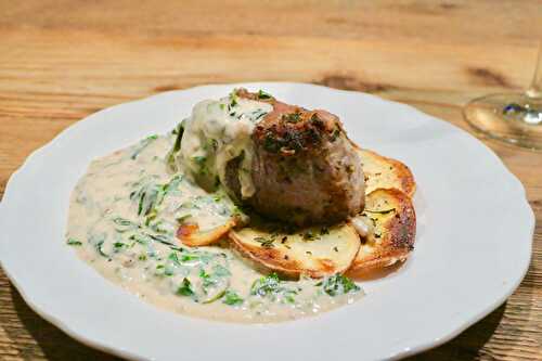 Médaillons de filet de veau au chèvre crémeux sur une rosace de pomme de terre