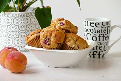 Muffins aux pêches et framboises, miel et amande