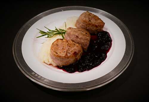 Noisettes de filet porc avec sauce aux bleuets (myrtilles) sur sa purée de topinambour