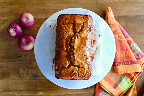 Pain (« cake ») aux pommes, raisins et cannelle