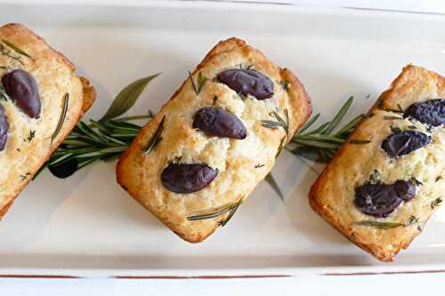 Pains ou cakes salés parfumés à l’ail et au fromage et aux olives si le coeur vous en dit