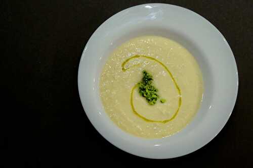 Potage de poireaux et de deux céleris avec pesto de persil et d’amande