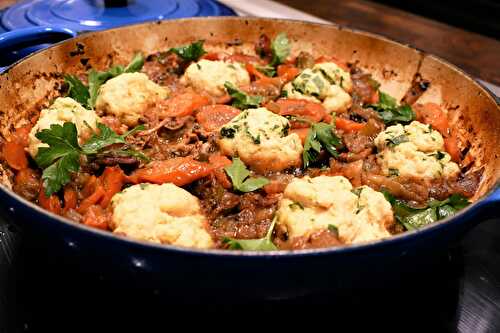 Rôti de palette de veau à la bière, aux oignons et carottes avec dumplings