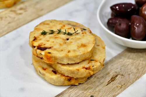 Sablés salés aux pignons, parmesan, olives et tomates séchées