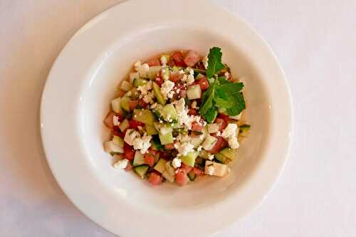 ﻿Salade de melon, chayotte, concombre et feta avec vinaigrette miel et menthe