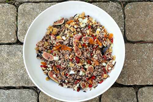 Salade de riz brun avec baies de goji, noix de Grenoble et fruits séchés