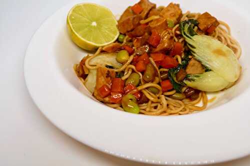 Sauté asiatique avec des restes de porc cuit et nouilles chow mein