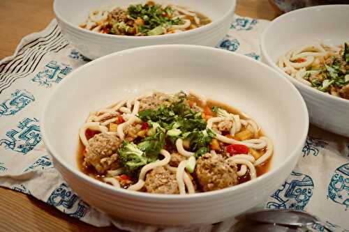 Soupe asiatique aux boulettes et aux nouilles udon