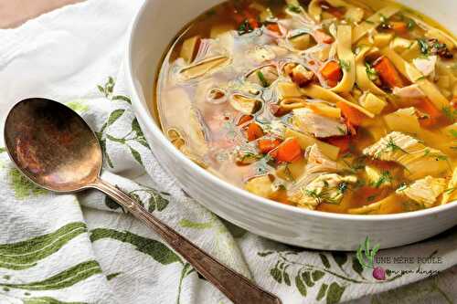 Soupe au poulet et nouilles avec légumes rôtis