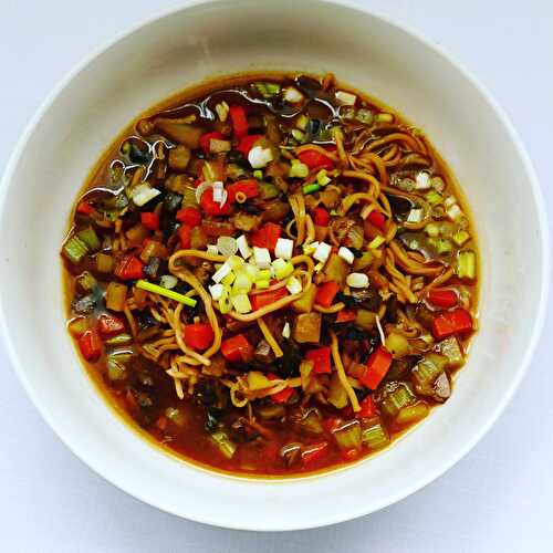 Soupe miso, légumes et nouilles