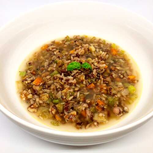 Soupe-repas végétalienne aux légumes, riz et légumineuses et noix