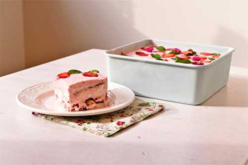 Succulent gâteau froid au yogourt skyr et aux fraises