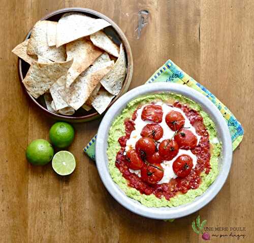 Trempette à quatre étages pas mal santé avec croustilles de tortillas