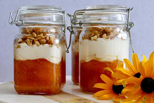 ﻿Verrine crémeuse à la pêche, au miel et granola