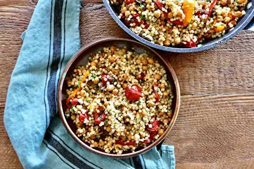 Coucous israélien aux tomates, poivrons et pois chiches rôtis