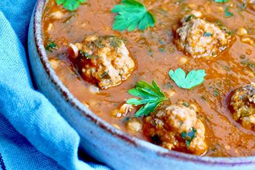 Soupe aux tomates, boulettes et pâtes