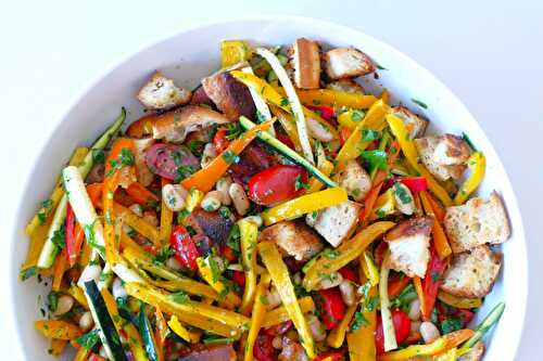 Salade de haricots blancs, légumes et croûtons