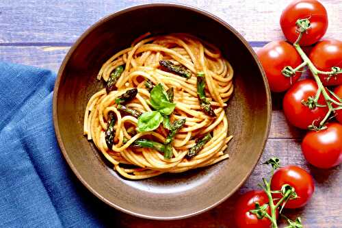 Spaghetti sauce crémeuse aux poivrons, tomates et asperges rôtis