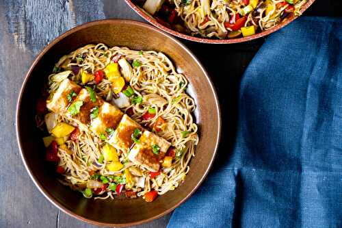 Tofu aux légumes sur nouilles