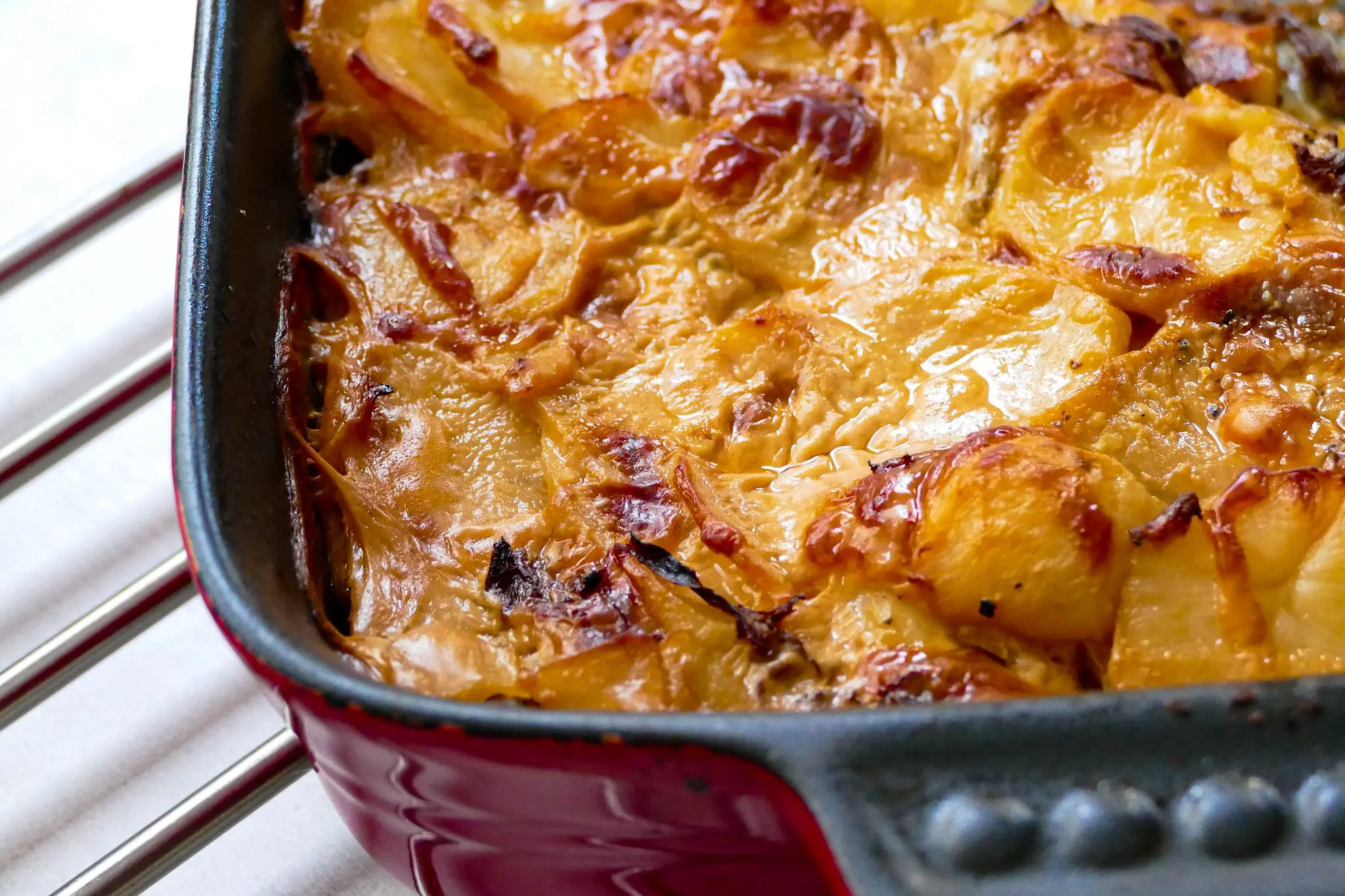 Gratin de pommes de terre, céleri-rave et chanterelles séchées