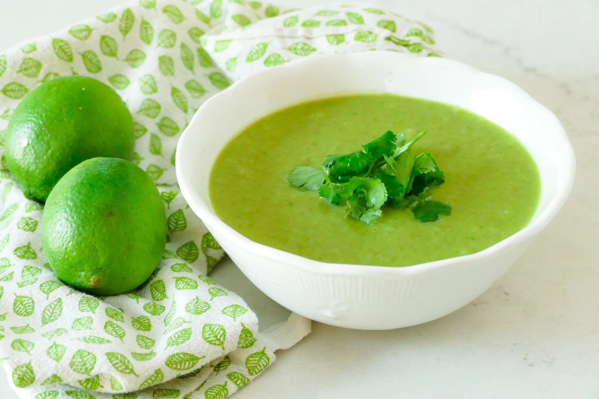 Potage de petits pois au lait de noix de coco et gingembre