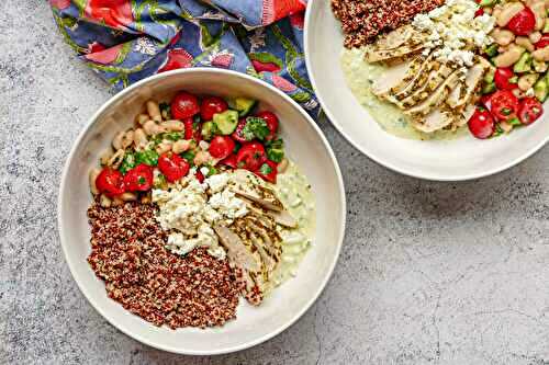 Bol de poulet, quinoa, salade à la grecque et tzatziki