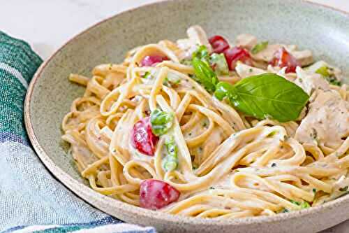 Linguines en sauce crémeuse aux poulet, brocoli et tomates séchées