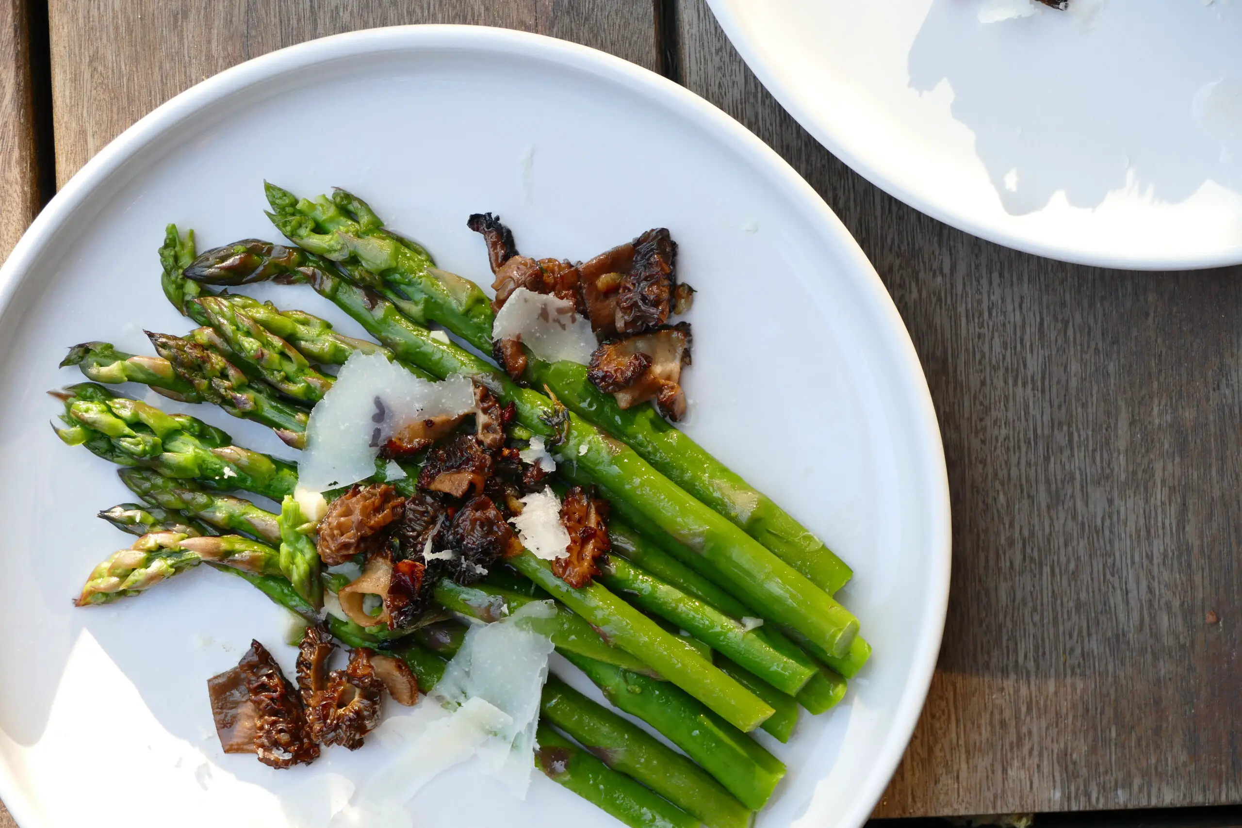 Asperges au beurre à l’ail et aux morilles