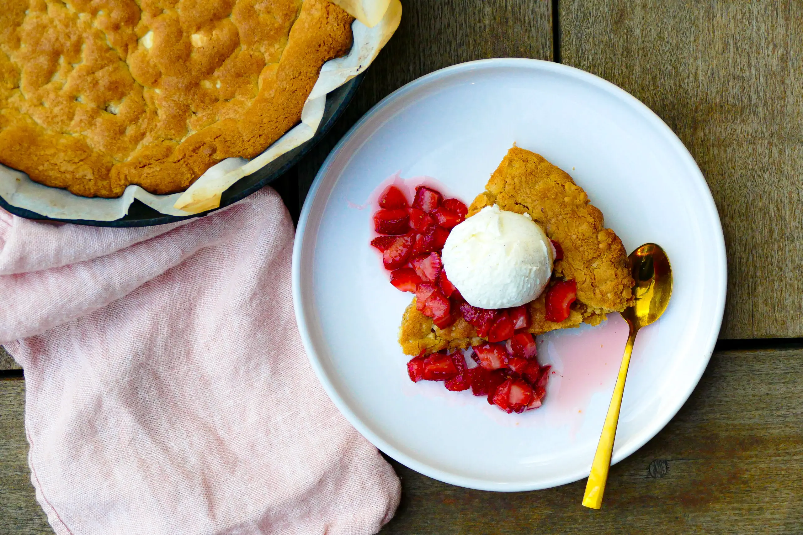 Biscuit géant au chocolat blanc et aux fraises sur le BBQ