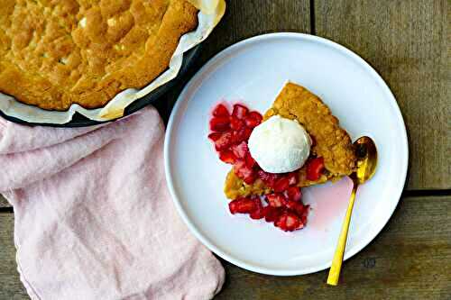 Biscuit géant au chocolat blanc et aux fraises sur le BBQ