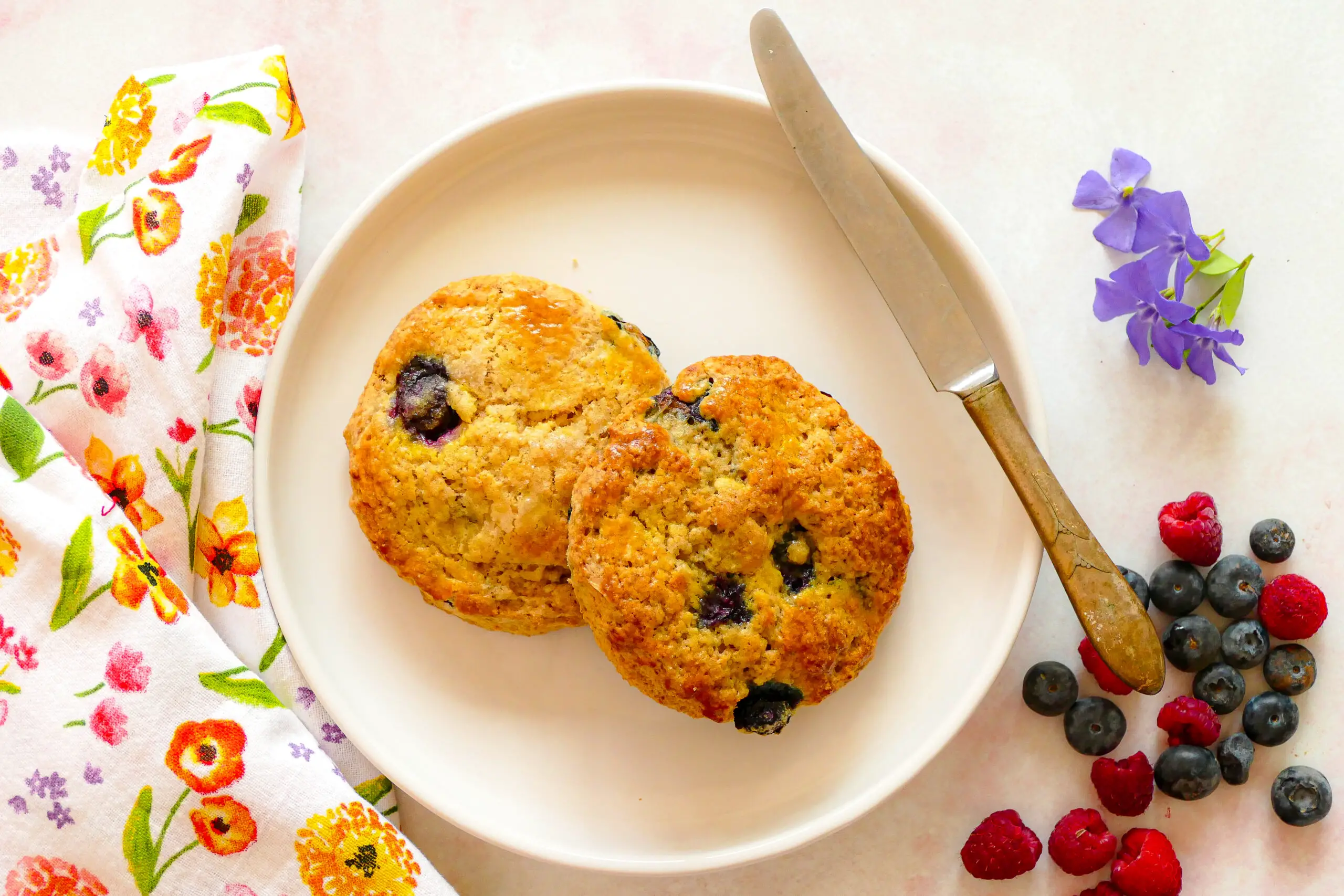 Scones citronnés, vanille et bleuets